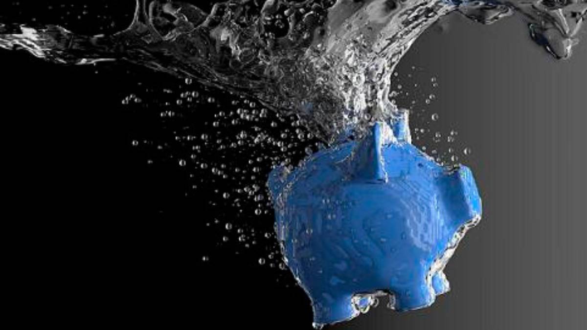 Een blauw spaarvarken zakt onder het wateroppervlak in een donkere ruimte, omringd door luchtbellen terwijl het water erboven opspat.
